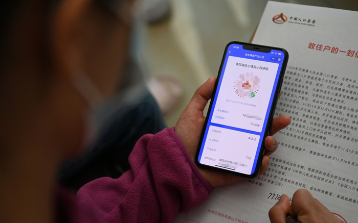 10月17日，国奥社区，普查员在摸底时询问住户选择自主填报或是普查员二次上门。对选择自主填报的住户，普查员会提供二维码以及账号、密码，便于住户正式登记时直接自主填报。新京报记者&nbsp;陶冉 摄