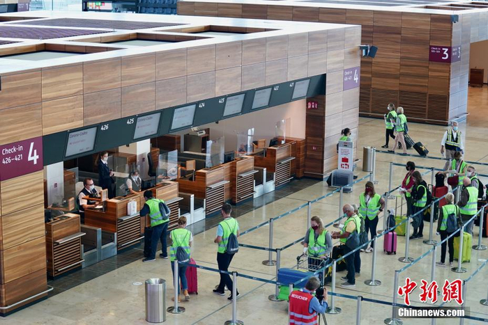 9月17日，柏林新机场主航站楼内正在进行最后的模拟运行测试。中新社记者 彭大伟 摄