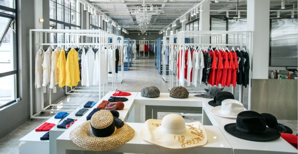 图说：时尚圈内人的小众好物仓，800平方米的设计空间里，展示了超过50个不同的设计师品牌作品。