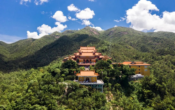 △珠海斗门金台寺，位于斗门黄杨山上，周围环境秀丽，逢年过节，山上游客如潮。