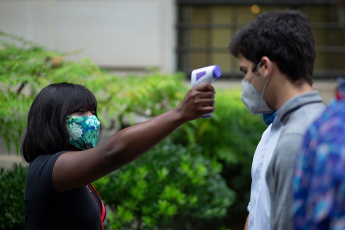 ▲8月29日，在美国纽约大都会艺术博物馆，工作人员为参观者测量体温。