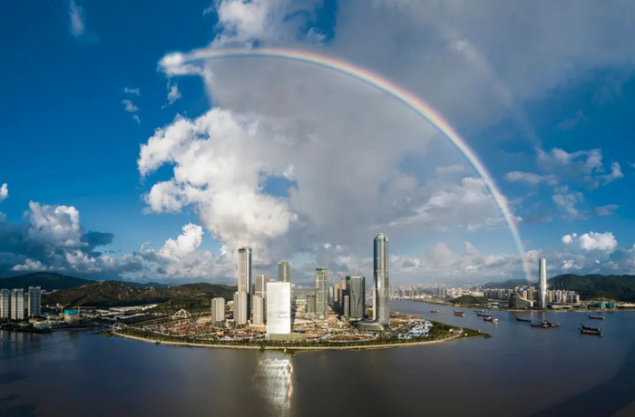△横琴金融岛，10年横琴，从无到有再到如今高楼林立。夏季雨后，一条双彩虹挂在了金融岛上空。
