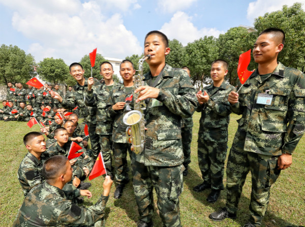 图说：新兵连里多才多艺的人不在少数。