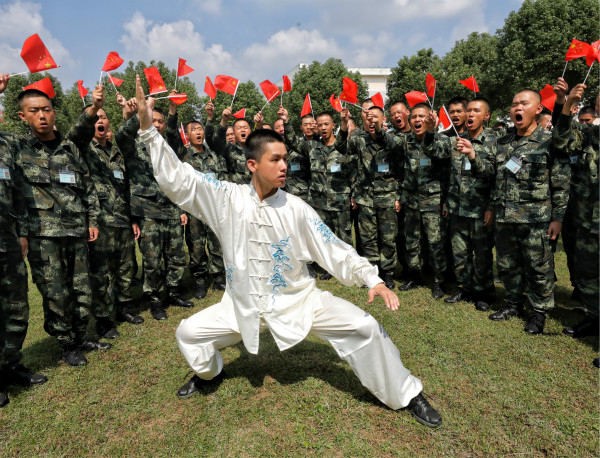 图说：新兵连里新兵表演太极。