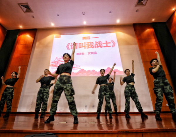 图说：新兵连里女兵表演的集体舞《请叫我战士》。张龙 摄（下同）