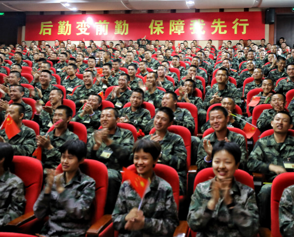 图说：新兵连里庆国庆。