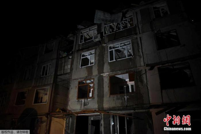 当地时间2020年10月2日，亚美尼亚和阿塞拜疆在纳卡地区的新一轮冲突进入第六天，双方继续交战，纳卡地区建筑在炮击中受损。图为当地一幢大楼受损，外墙玻璃破碎。