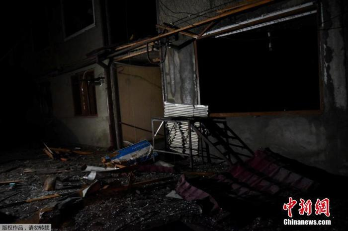 当地时间2020年10月2日，亚美尼亚和阿塞拜疆在纳卡地区的新一轮冲突进入第六天，双方继续交战，纳卡地区建筑在炮击中受损。图为当地一幢建筑受损。