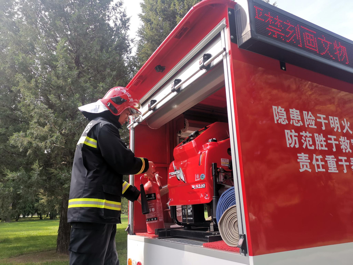 刘鑫检查微型消防车中的设备。摄影/新京报记者 张璐 