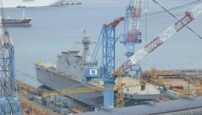  与“独岛”号相比，“罗马岛”号配备了四面阵的相控阵雷达，两栖指挥能力更强。