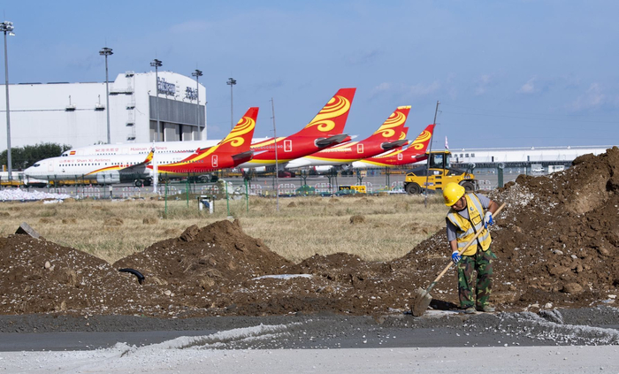 西跑道大修现场，工程预计10月下旬完工。摄影/新京报记者 陶冉
