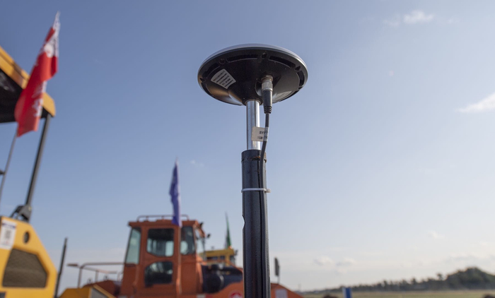 安装在摊铺机上的用以接收北斗信号的接收器。摄影/新京报记者 陶冉 