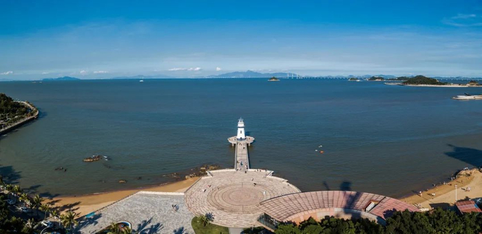 △珠海爱情邮局，位于海滨浴场，旁边还有一座灯塔，建成后一直是摄影师和游客喜欢的打卡地。