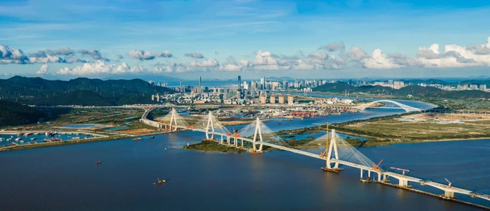 △洪鹤大桥，要致富先修路，为了缓解珠海市区往返西区的交通压力，于2016年开始施工建设洪鹤大桥，有望于今年航展前开通，到时可以大大地缓解珠海大桥的压力。