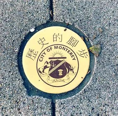 蒙特雷市街道地面上可以看到中文标示牌 尘雪 摄