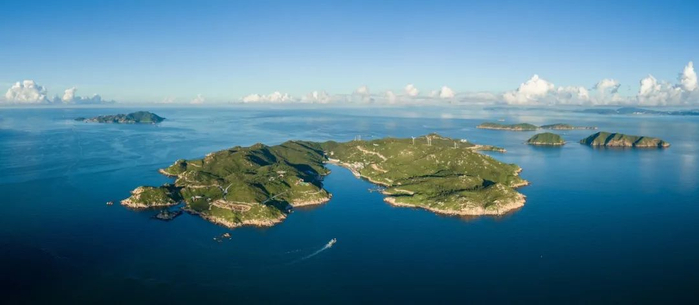 △东澳岛全景，作为百岛之城，东澳岛是一个开发得非常完善的海岛，每年的夏季都是它的旺季，吸引着大量的客人去旅游度假。