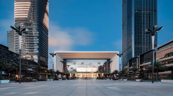 △横琴口岸，横琴口岸新旅检大厅于8月18日正式开通，标志着未来往返澳门珠海越来越方便快捷。