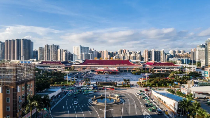 △拱北口岸，中国大陆陆路最大的口岸，每年都有成千上万的旅客从这里去到澳门，从澳门回来珠海。