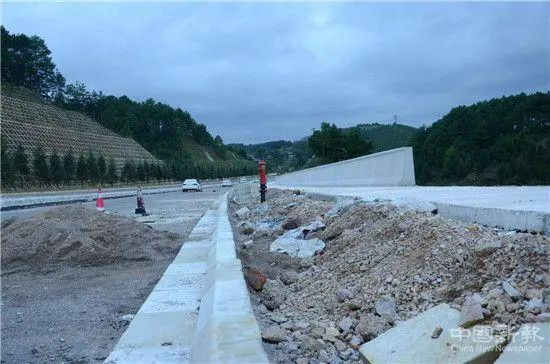  10月2日凯都大道部分路段依然在施工 图片来源：中国新报
