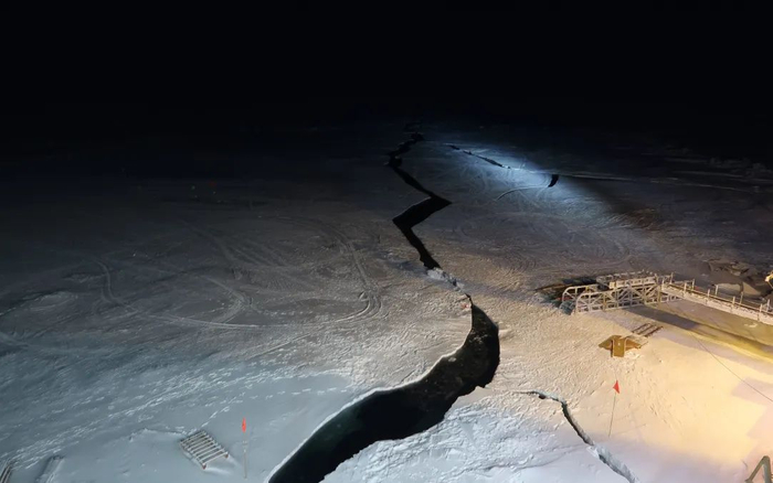 ▲建设有冰站的浮冰产生的裂缝。受访者供图