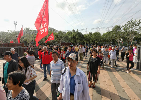 图说：开园第一天，周边居民闻讯前来逛公园。