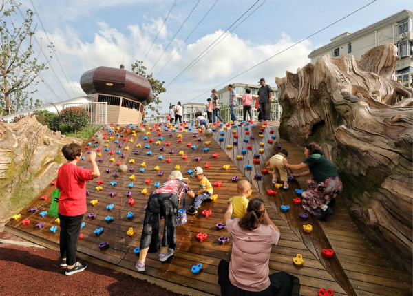 图说：彭浦四季公园的儿童游乐区。