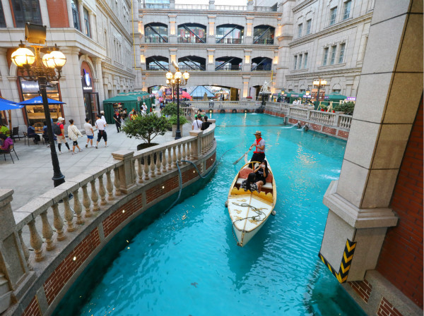 图说：威尼斯小镇上的贡多拉游船，让人仿佛置身于意大利。张龙 摄（下同）