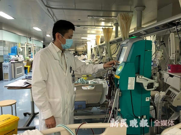 图说：钟鸣在老李床旁 左妍摄