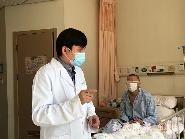  长假首日，记者跟随张文宏医生查房新民晚报记者 左妍 摄（下同）