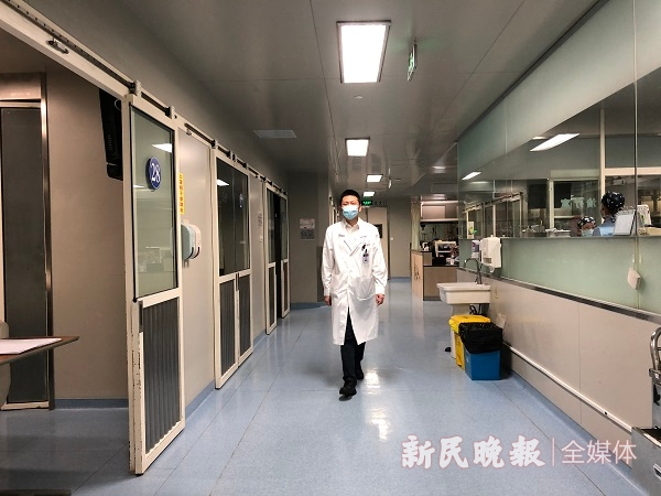 图说：ICU里的钟鸣 左妍摄