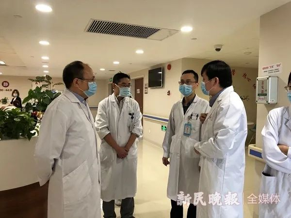  张继明教授（左一）和张文宏教授一起查房