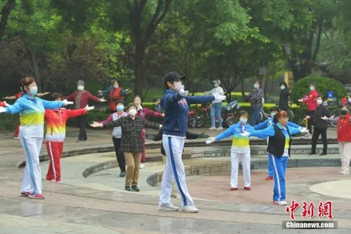 资料图：石家庄一公园中运动健身的老人们。中新社记者 翟羽佳 摄