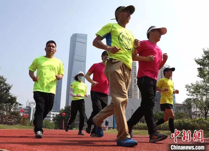 资料图：健步走的运动爱好者。江苏省体育局供图