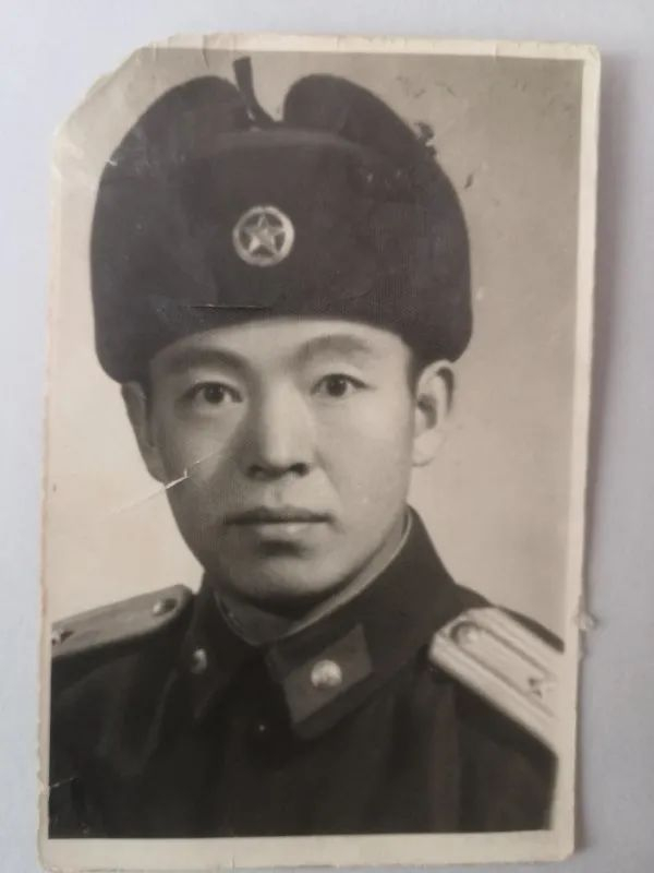  ▲一身戎装的李景湖。受访者供图