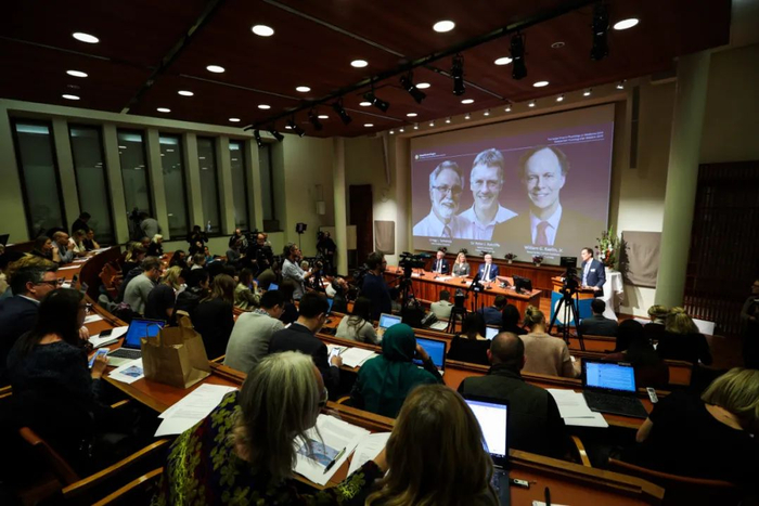 ▲2020年诺贝尔生理学或医学奖在瑞典卡罗琳医学院宣布。获奖者分别为哈维·奥尔特（屏幕左）、迈克尔·霍顿（屏幕中）和查尔斯·赖斯（屏幕右）。（美联社）