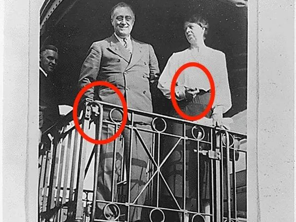 ▲1932年，富兰克林·罗斯福和夫人埃莉诺在一列火车上，罗斯福依靠妻子和火车栏杆支撑身体直立。（美国商业内幕网站）