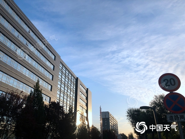 今晨，北京天空蔚蓝，天气晴朗。