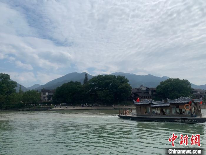     瓯江之上穿梭的游船。　奚金燕　摄