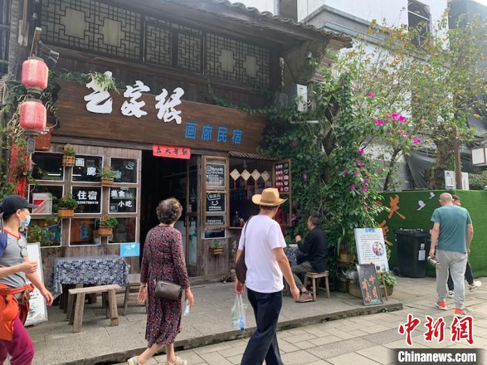 古堰画乡上的古街。　奚金燕 摄