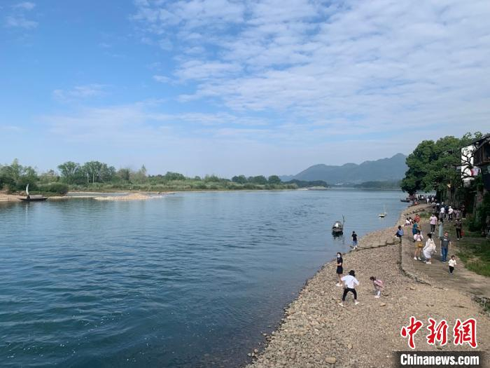 游客在江边散步赏景。　奚金燕 摄