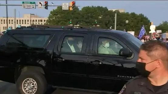 特朗普乘专车向医院外的支持者挥手致意 图源：外媒