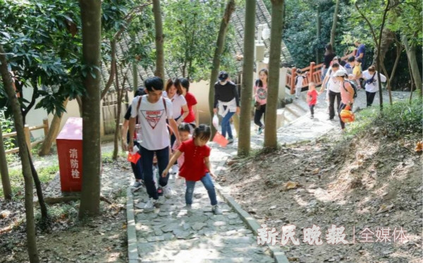 图说：游客在登山。