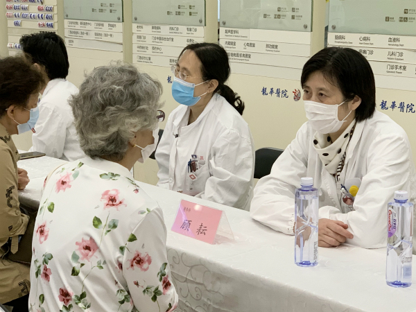 图说：龙华医院大内科主任兼老年科主任顾耘为市民答疑 采访对象供图