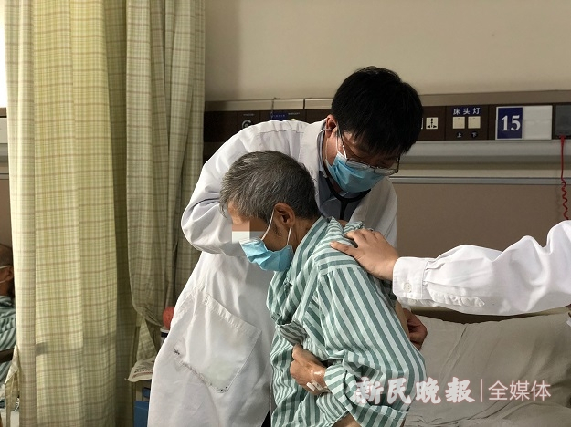 图说：国庆假期胡必杰依然按时查房 来源：左妍摄（下同）