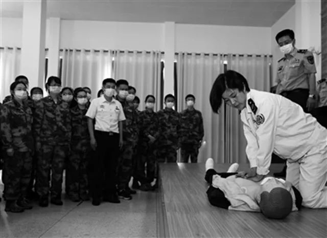 日前，烟台警备区邀请驻地解放军第970医院医务人员，在干休所范围内开展老年病防治和护理技能培训，有效提升文职医护人员胜任本职工作的能力。图为医院急诊科医务人员正在进行急救技能演示。