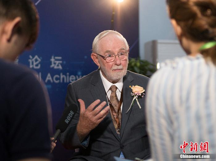 资料图：2015年诺贝尔物理学奖获得者阿瑟·麦克唐纳。 中新网记者 李卿 摄