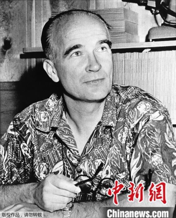 图为1956年诺贝尔物理学奖得主之一威廉·肖克莱，他与另两位科学家因晶体管方面贡献共享当年物理学奖。
