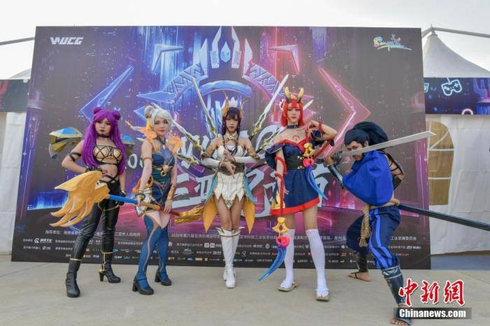 资料图：2019WUCG三亚电竞节在海南三亚半山半岛帆船港开幕，图为COSPLAY扮演者亮相电竞节。 中新社记者 骆云飞 摄