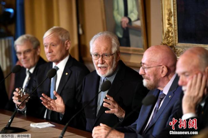 资料图：当地时间2017年12月7日，瑞典斯德哥尔摩，各项诺贝尔奖得主出席新闻发布会，他们即将参加颁奖仪式。