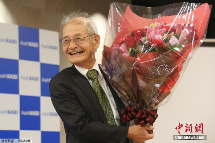 资料图：当地时间2019年10月9日，诺贝尔化学奖得主吉野彰在日本东京出席新闻发布会。